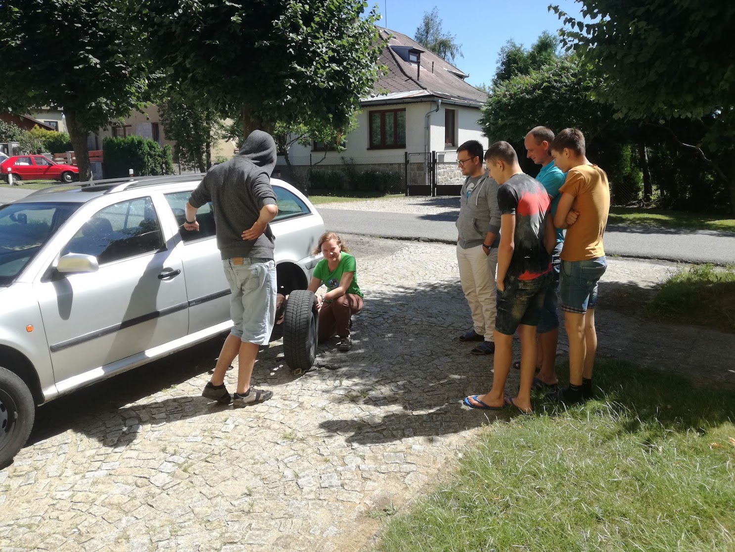 Zlomili klíč při výměně kola u auta
