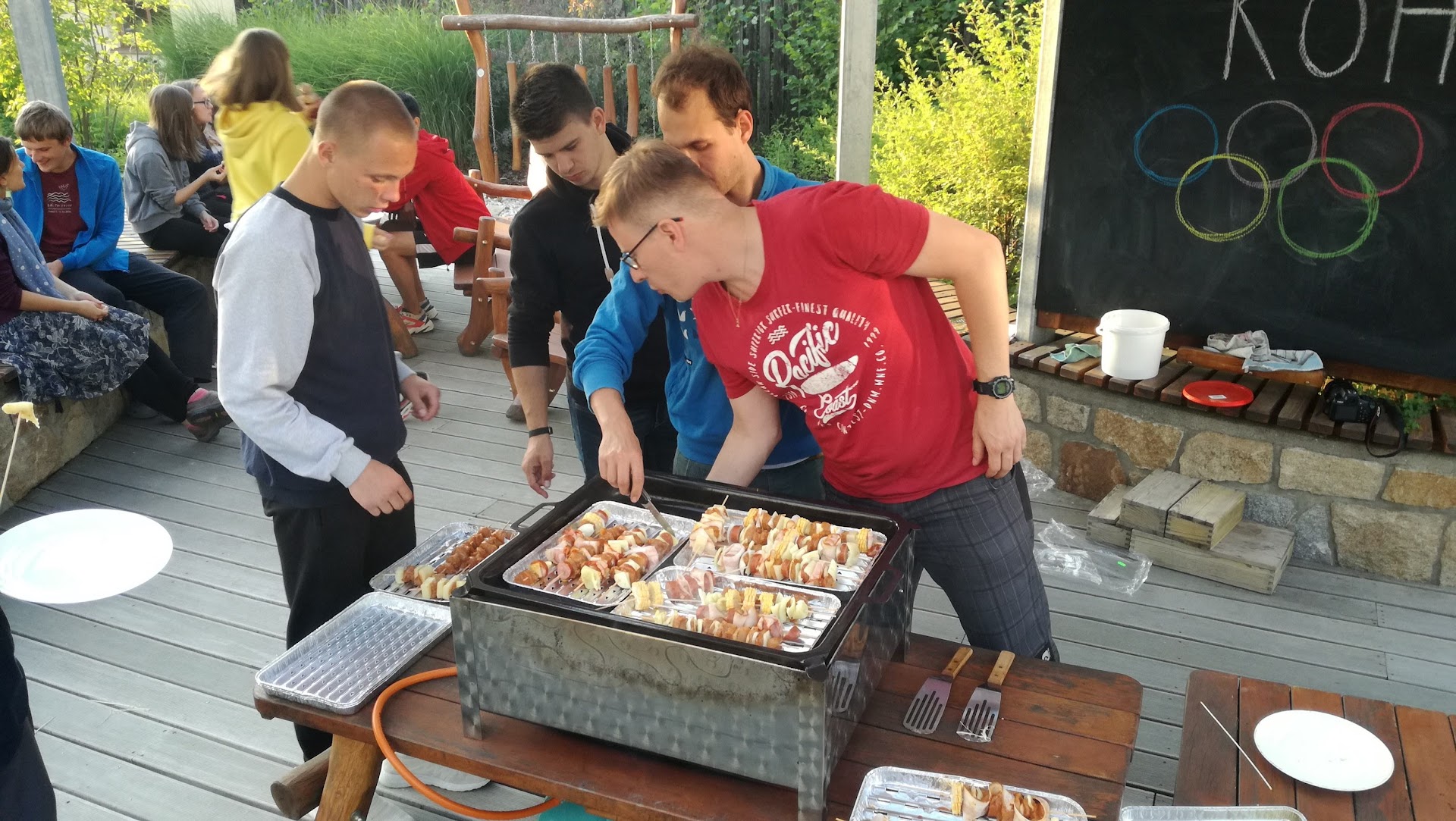 Grilovali (a zničili přitom stůl)